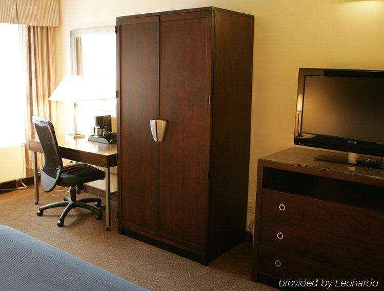 Quality Inn Saint-Jean-Sur-Richelieu Room photo